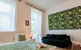 My City Apartment- Vienna Jungle Room